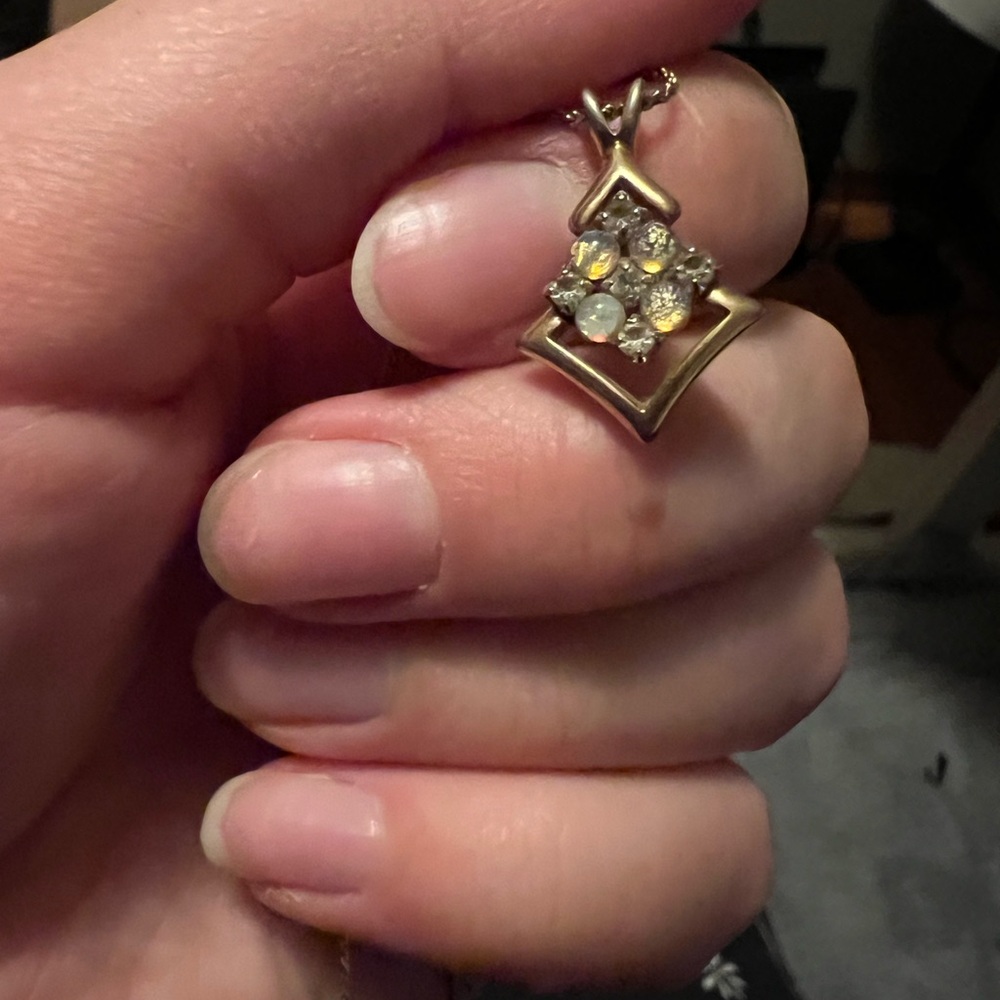 Elegant Gold Pendant Necklace